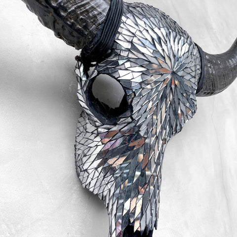 Mosaïque réfléchissante | Crâne de buffle en verre