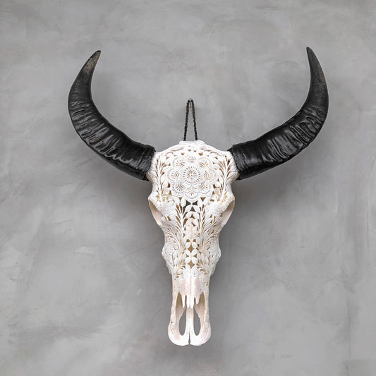 Guerrier Des Fleurs Sauvages | Crâne de Buffle Sculpté à la Main
