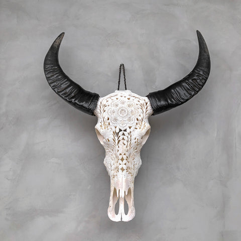 Guerrier Des Fleurs Sauvages | Crâne de Buffle Sculpté à la Main