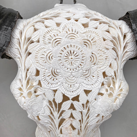 Guerrier Des Fleurs Sauvages | Crâne de Buffle Sculpté à la Main