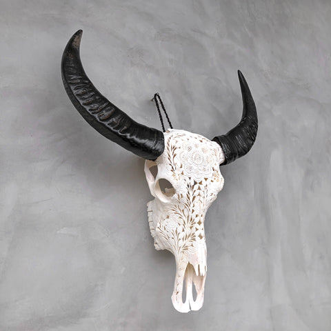 Guerrier Des Fleurs Sauvages | Crâne de Buffle Sculpté à la Main