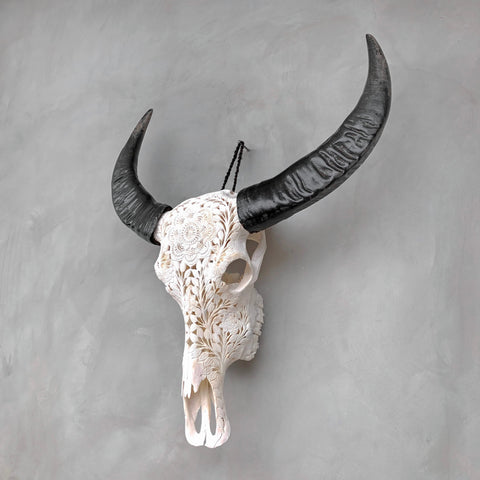 Guerrier Des Fleurs Sauvages | Crâne de Buffle Sculpté à la Main