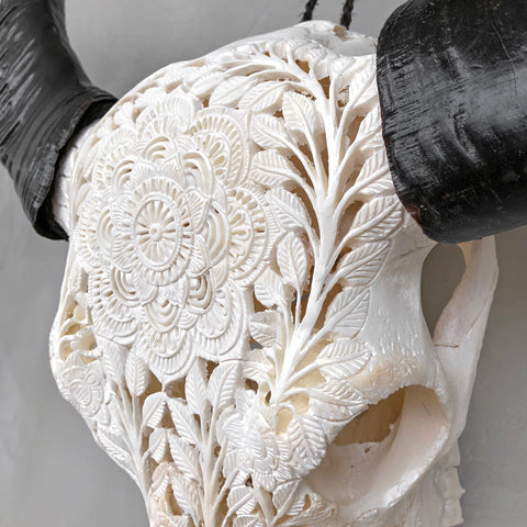 Guerrier Des Fleurs Sauvages | Crâne de Buffle Sculpté à la Main