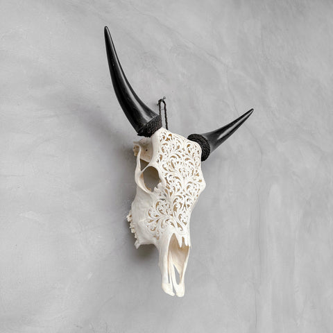 Feuille de Feu | Crâne de Vache Sculpté à la Main