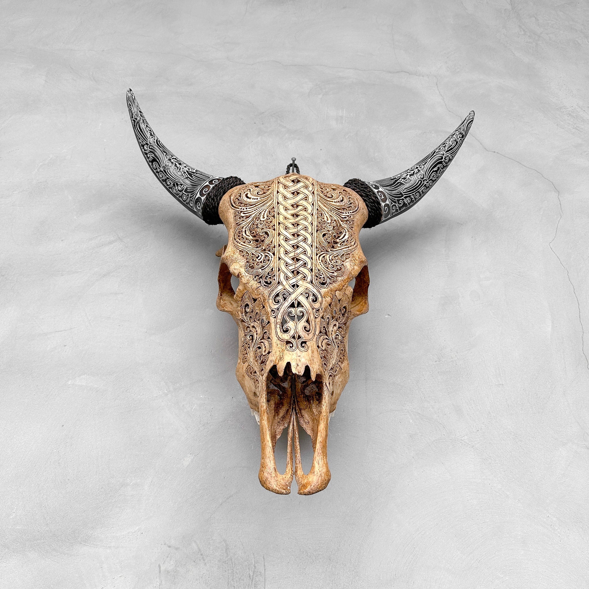 Rebelle rustique | Crâne de Vache Sculpté à la Main