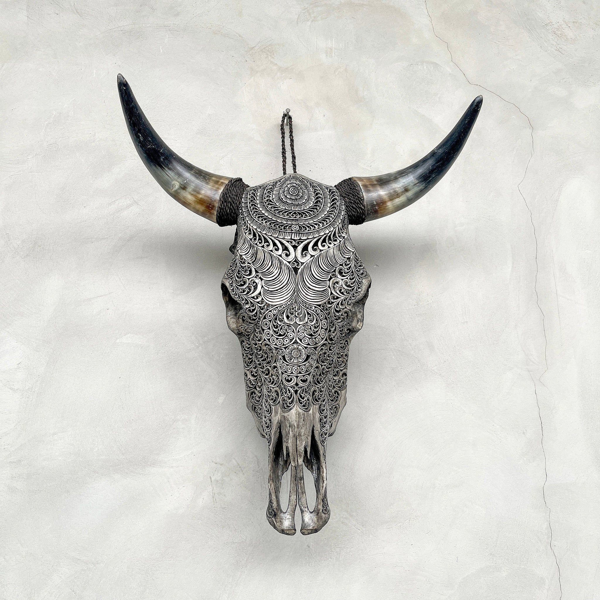 Nectar nomade | Crânes de taureaux sculptés à la main