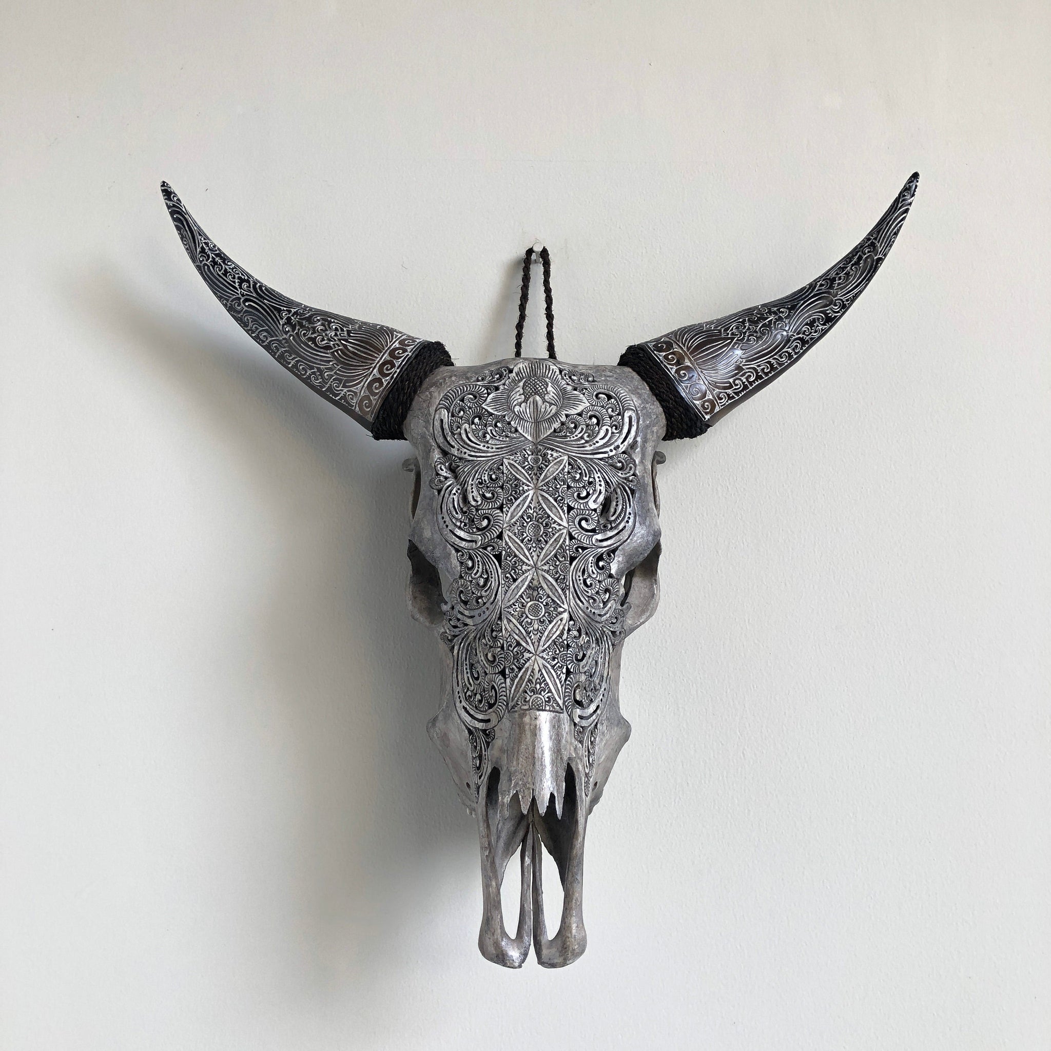 Bourgeon Délicat | Crâne de Vache Sculpté à La Main