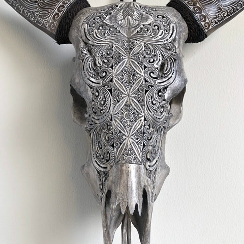 Bourgeon Délicat | Crâne de Vache Sculpté à La Main