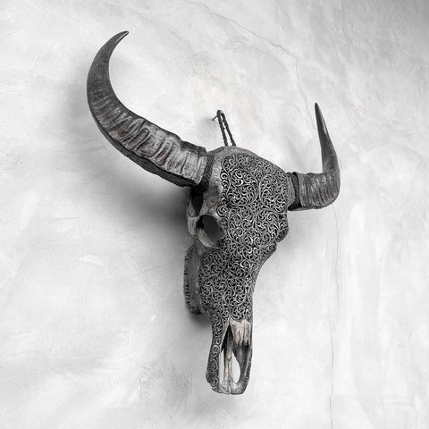 Fougères Détaillées | Crâne de Buffle Sculpté à la Main