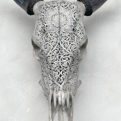 Lotus de luxe | Crâne de vache sculpté à la main