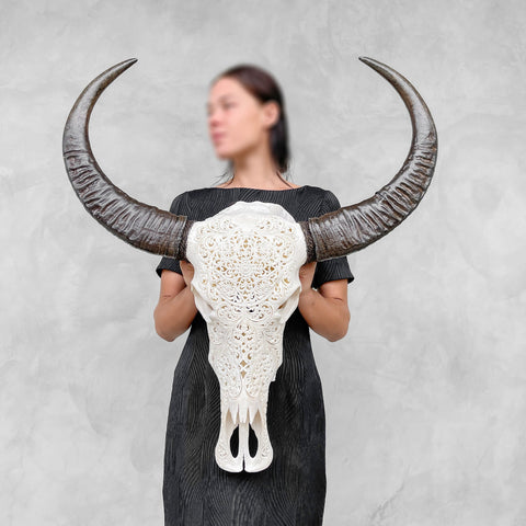 Pétales tranquilles | Crâne de Buffle Sculpté à la Main
