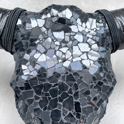 Mosaïque obsidienne | Crâne de buffle en verre