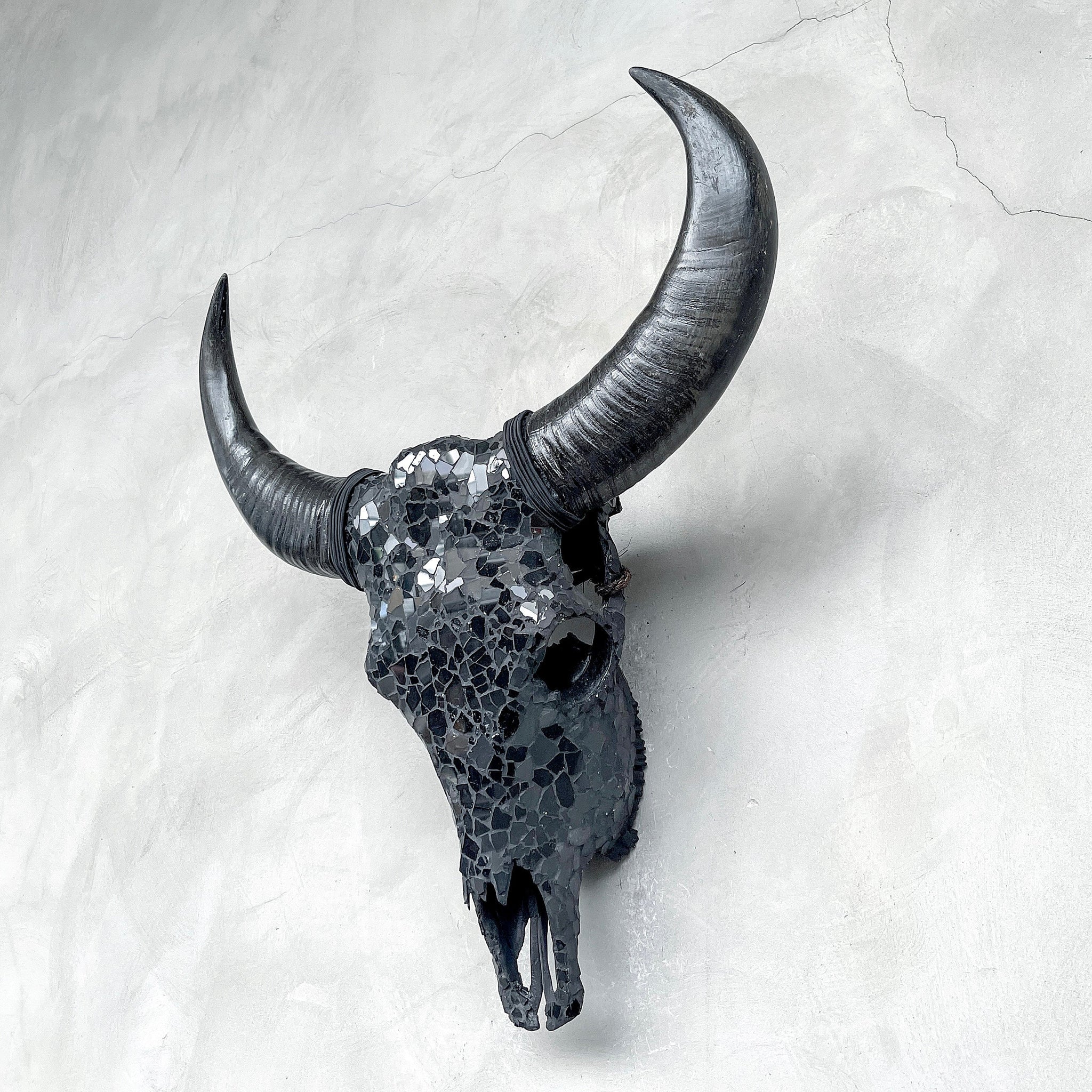 Mosaïque obsidienne | Crâne de buffle en verre