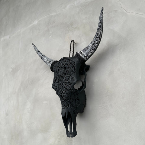 Floraison de Minuit | Crâne de Vache Sculpté à la Main
