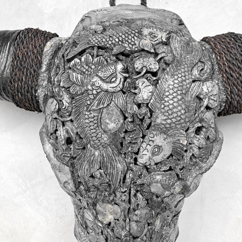 Symphonie koï | Crâne de Buffle Sculpté à la Main