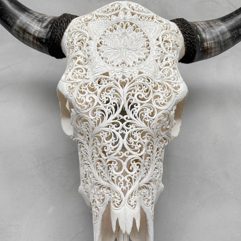 Lotus Delight | Crâne de Vache Sculpté à la Main
