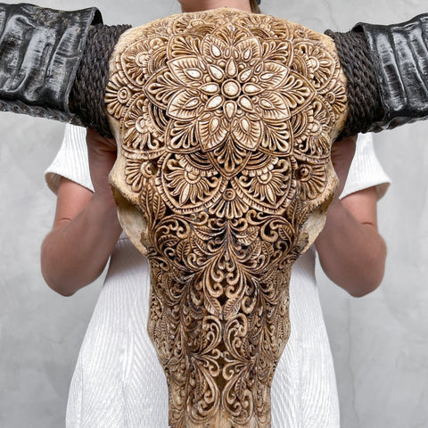 Mandala floral abstrait | Crâne de Buffle Sculpté à la Main