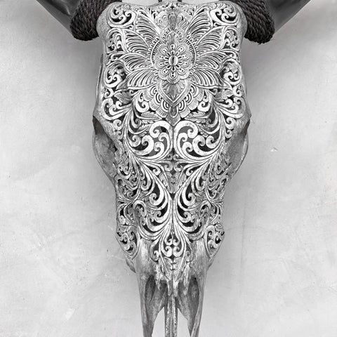 Arabesques Verdoyantes | Crâne de Vache Sculpté à la Main
