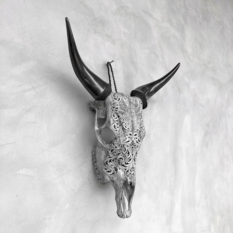 Arabesques Verdoyantes | Crâne de Vache Sculpté à la Main