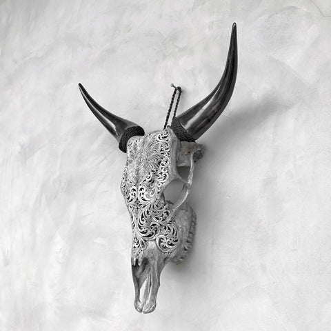 Arabesques Verdoyantes | Crâne de Vache Sculpté à la Main