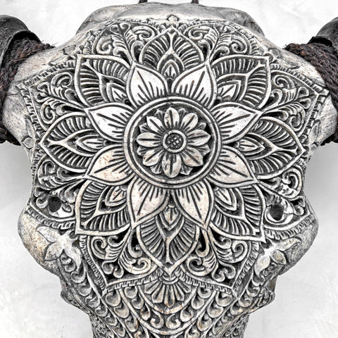 Mandala triple fleur | Crâne de Buffle Sculpté à la Main