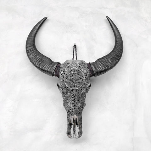 Pétales tranquilles | Crâne de Buffle Sculpté à la Main