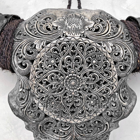 Pétales tranquilles | Crâne de Buffle Sculpté à la Main