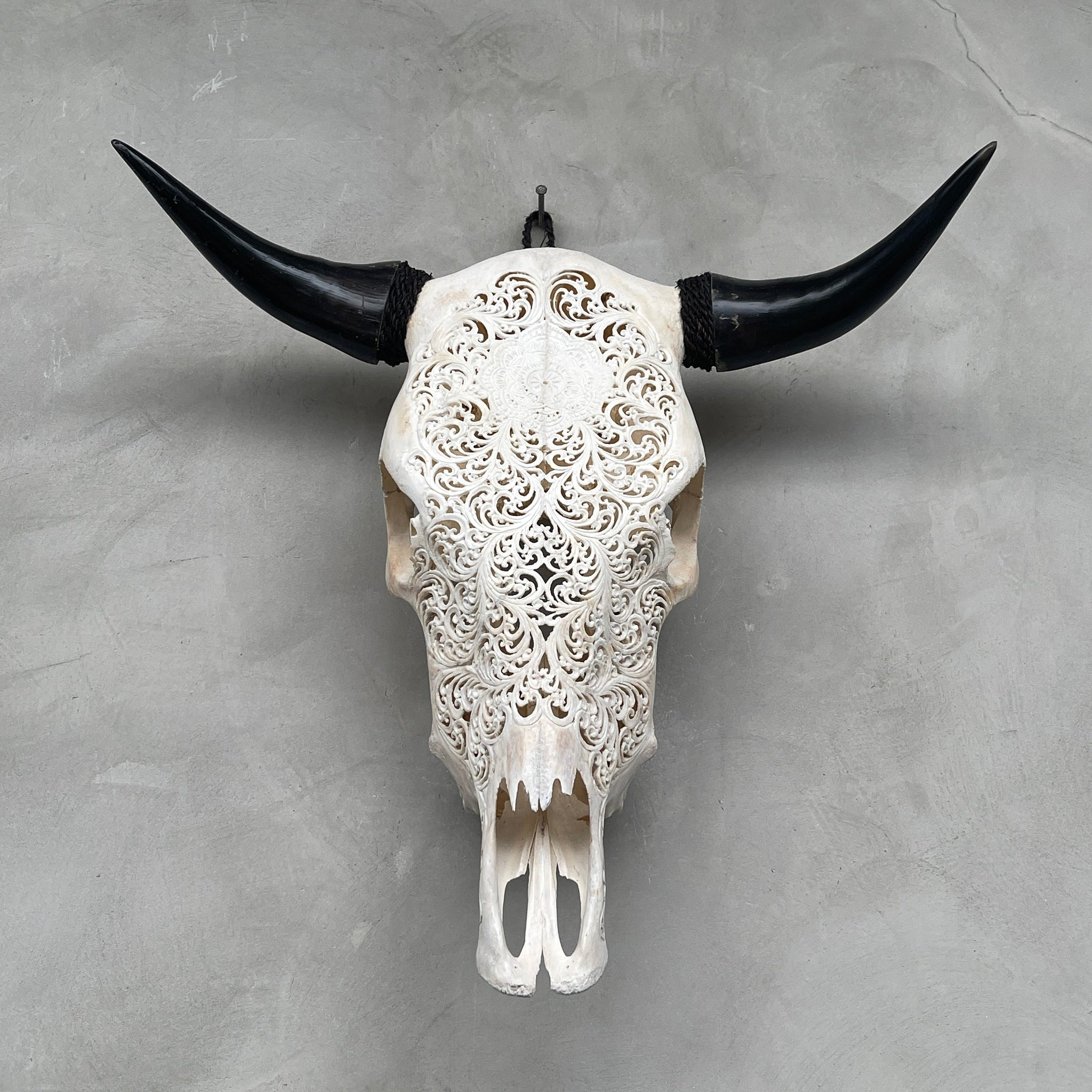Crête de feuille de mandala | Crânes de taureaux sculptés à la main