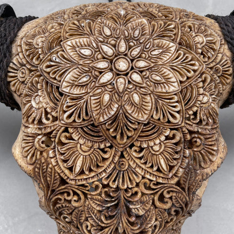 Mandala floral abstrait | Crâne de Buffle Sculpté à la Main