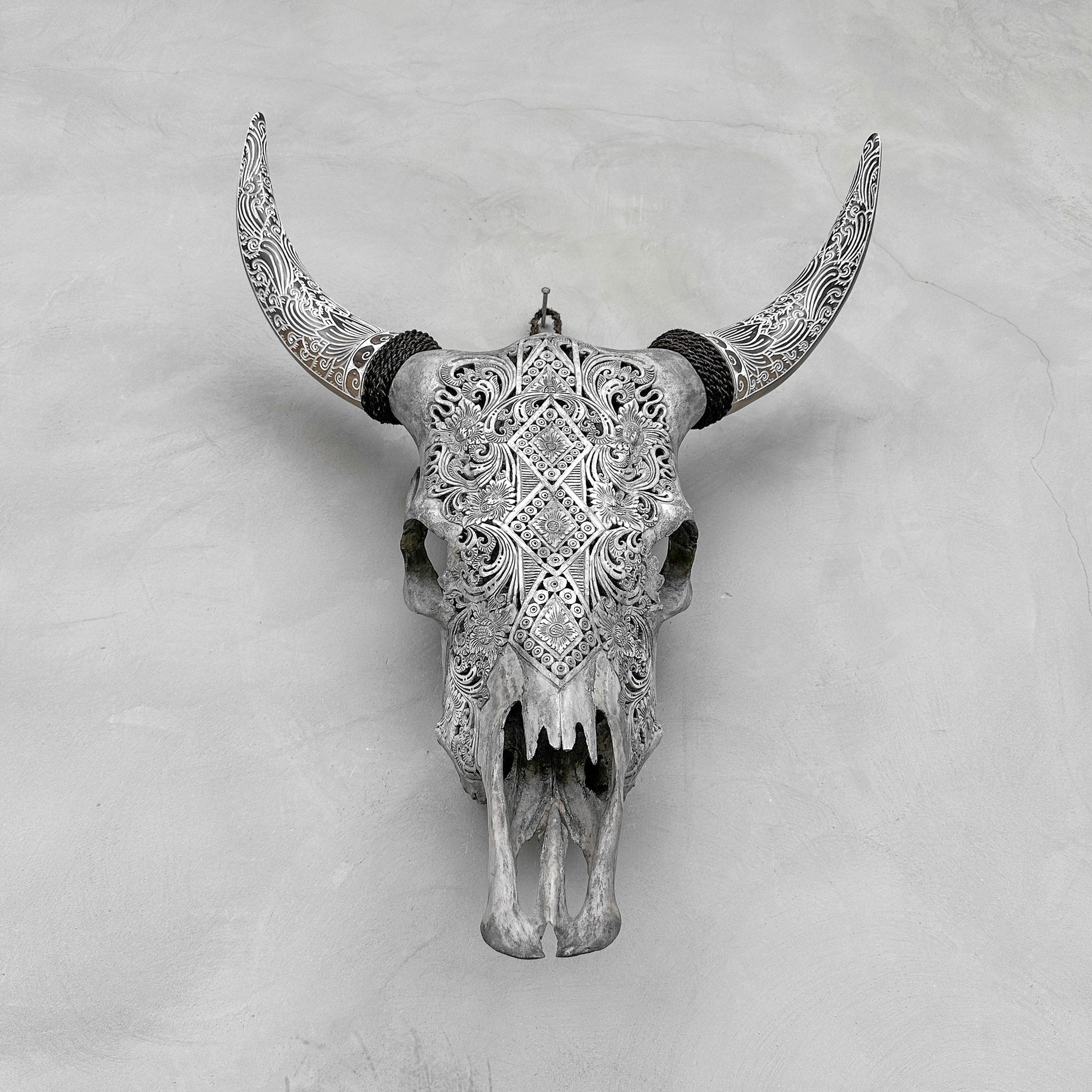 Diamant Ketupat | Crâne de Vache Sculpté à la Main
