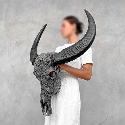 Pétales tranquilles | Crâne de Buffle Sculpté à la Main