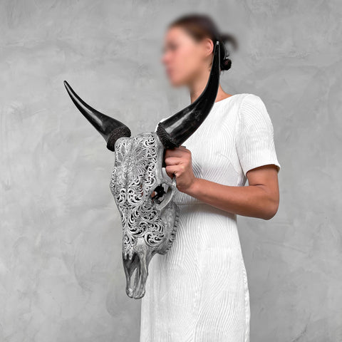 Arabesques Verdoyantes | Crâne de Vache Sculpté à la Main