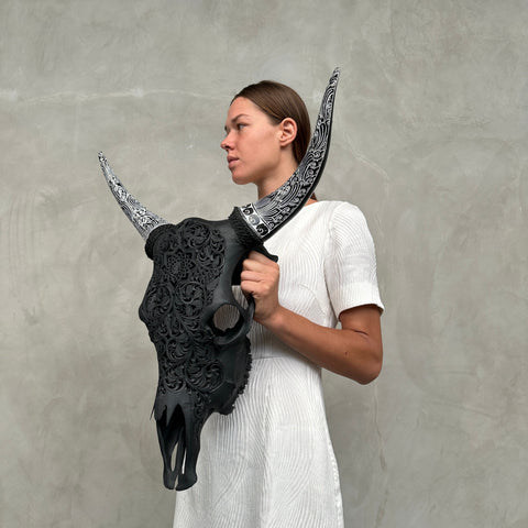 Floraison de Minuit | Crâne de Vache Sculpté à la Main
